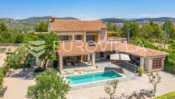 Šibenik, Martinska, vacker stenvilla med pool, trädgård och lekplats