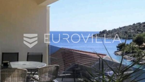 Sevid, modern semi-detached house 280 m² with four residential units, 30 m from the sea