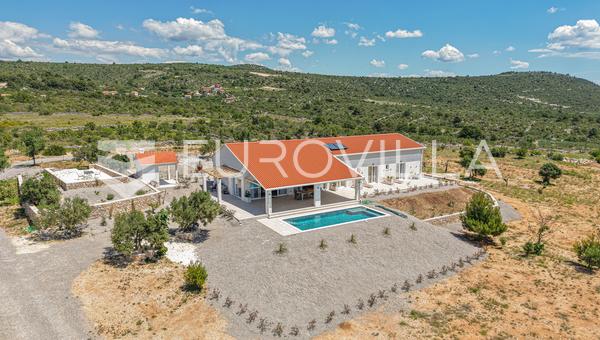 Rogoznica, casa única y aislada con piscina, cancha de tenis y vistas al mar