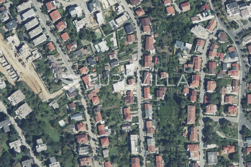 Zagreb, Srebrnjak, appartement de trois pièces d'une superficie de 100 m² avec loggia et un jardin de 145 m²