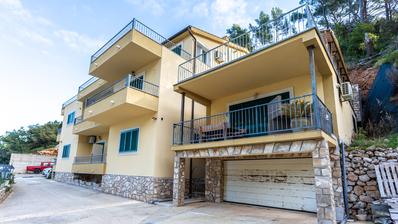 Hvar, Bogomolje, kuća s 11 apartmana prvi red uz more, 550 m²