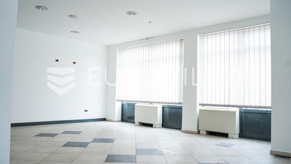 Vinkovci, Centro de la ciudad - atractivo local comercial de 168 m² en una ubicación de esquina de alto tránsito