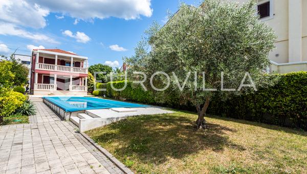 Zadar, Sukosan, preciosa villa con piscina y vistas al mar.