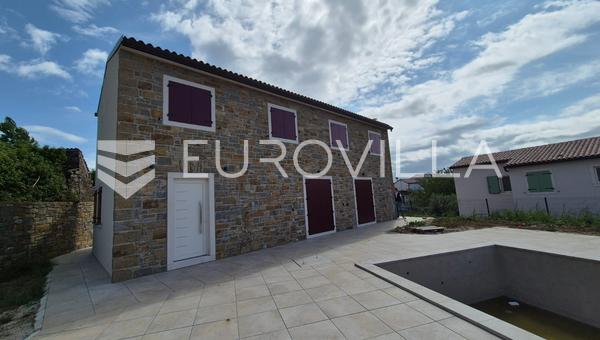 İstria, Bric, yüzme havuzlu taş ev