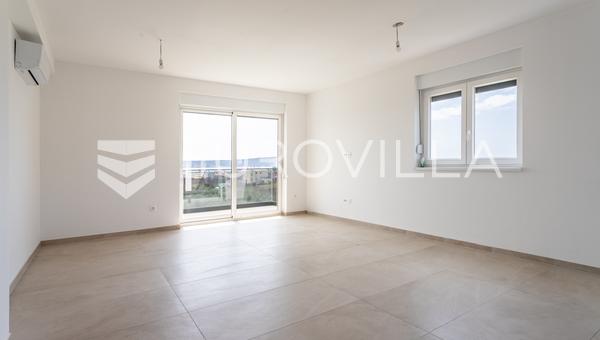Kaštel Stari, trosoban stan s pogledom na more i dva parkirna mjesta