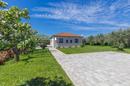 Istria, Sisan, Omakotitalo uima-altaalla suurella maisemoidulla puutarhalla - 1