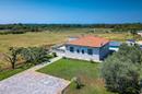 Istria, Sisan, Omakotitalo uima-altaalla suurella maisemoidulla puutarhalla - 2