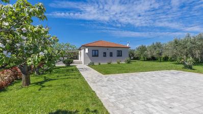 Istria, Šišan, Detached House with Pool on a Large Landscaped Garden