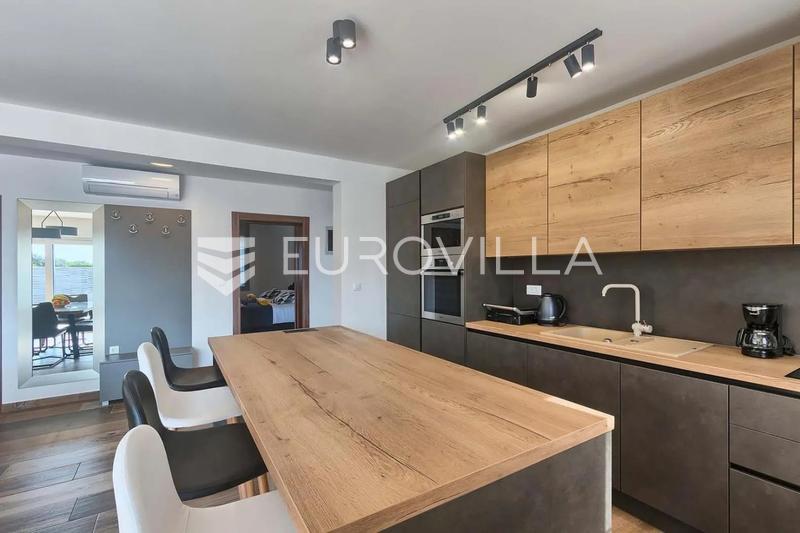 Istria, Sisan, Omakotitalo uima-altaalla suurella maisemoidulla puutarhalla - 25