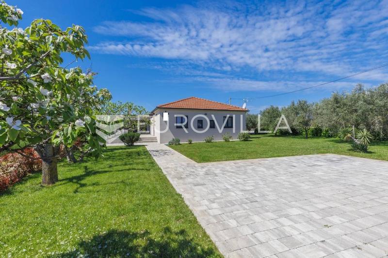 Istria, Sisan, Omakotitalo uima-altaalla suurella maisemoidulla puutarhalla - 1