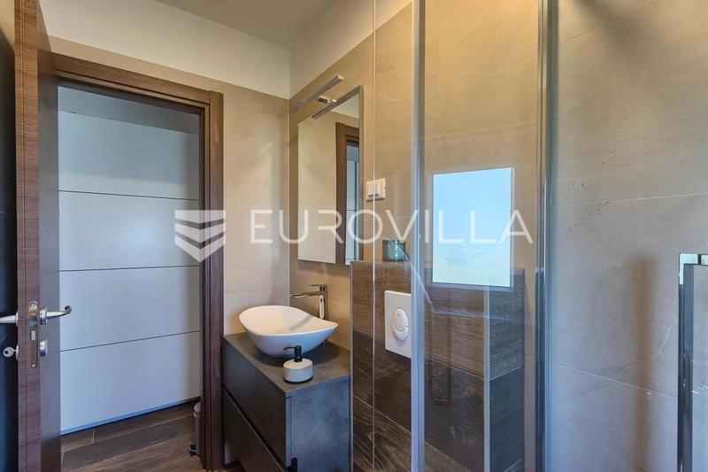 Istria, Sisan, Omakotitalo uima-altaalla suurella maisemoidulla puutarhalla - 27