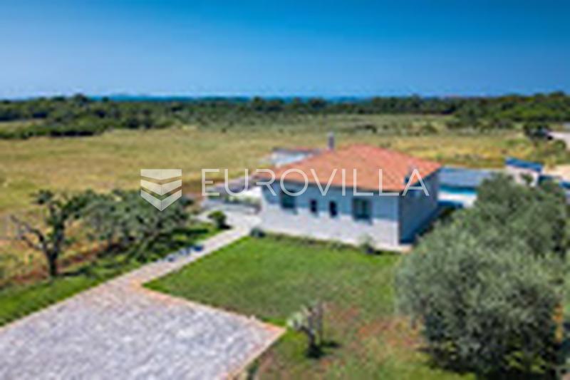 Istria, Sisan, Omakotitalo uima-altaalla suurella maisemoidulla puutarhalla - 2