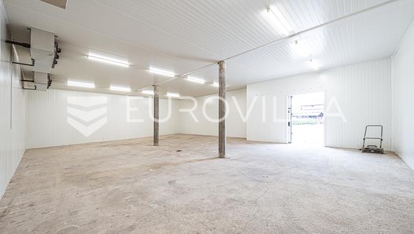 Zaprešić környéke, Gornji Laduč, raktárhelyiség hűtőházzal, összesen 1.000 m²