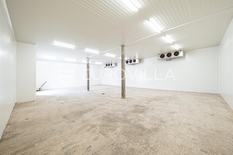Zaprešić környéke, Gornji Laduč, raktárhelyiség hűtőházzal, összesen 1.000 m² - 2