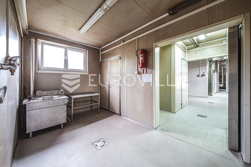 Zaprešić környéke, Gornji Laduč, raktárhelyiség hűtőházzal, összesen 1.000 m² - 14
