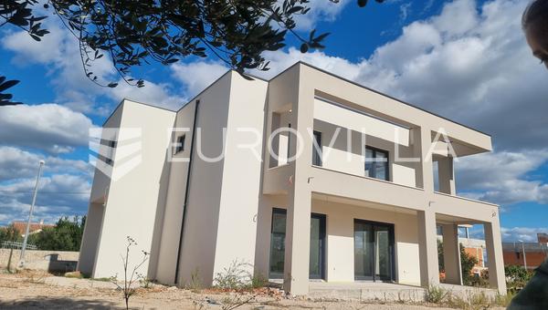 Vodice, casa moderna con piscina, 190.58 m²