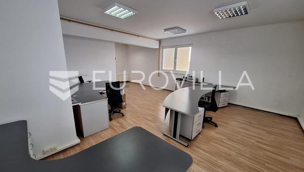 Karlovac, Ilovac, obchodní budova 530 m² s kancelářemi a skladem, vynikající poloha