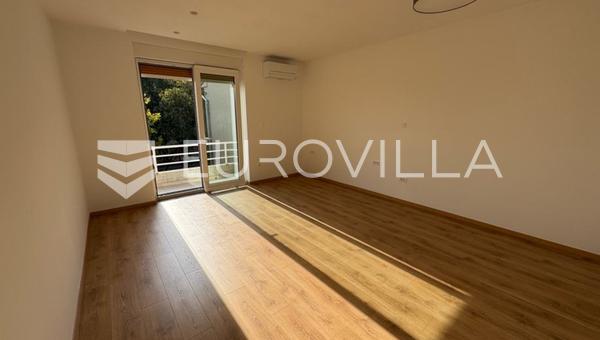 Rijeka, Vojak'ta, balkonlu, 97 m² yüzey alanına sahip, yenilenmiş daire