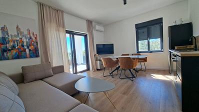 Lovran, moderan, namješten stan od 60 m2 u novogradnji s bazenom