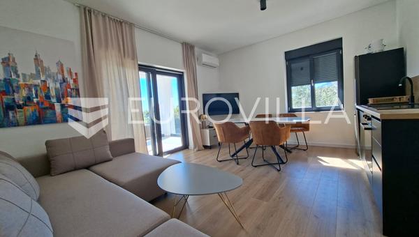 Lovran, moderno apartamento amueblado de 60 m² en un edificio nuevo con piscina.