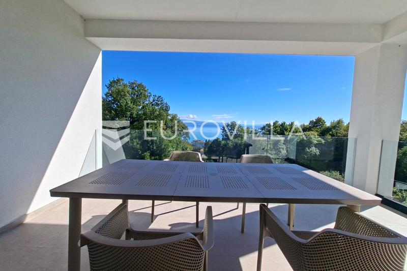 Lovran, moderan, namješten stan od 60 m2 u novogradnji s bazenom