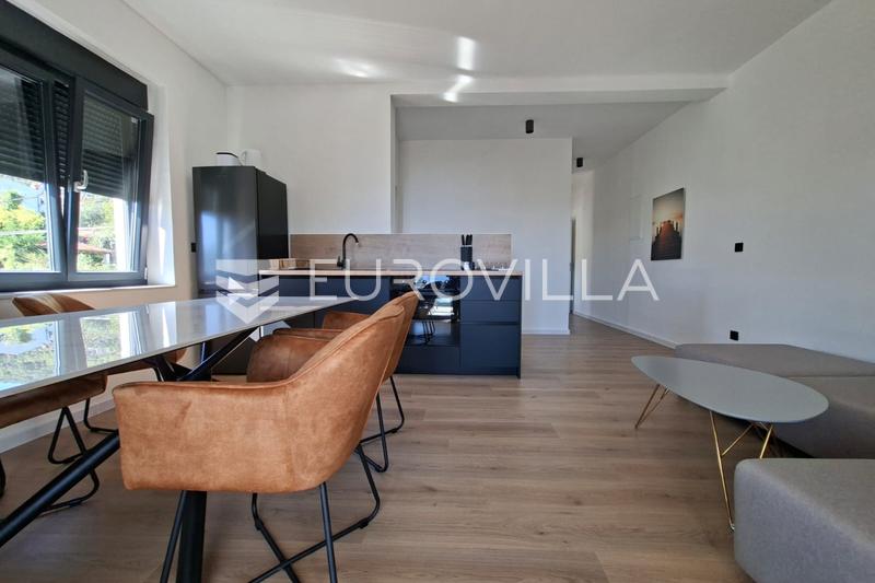 Lovran, moderan, namješten stan od 60 m2 u novogradnji s bazenom