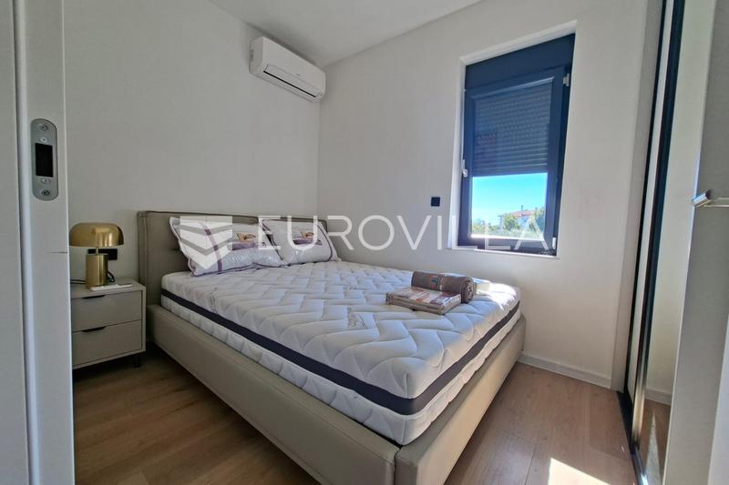 Lovran, moderan, namješten stan od 60 m2 u novogradnji s bazenom