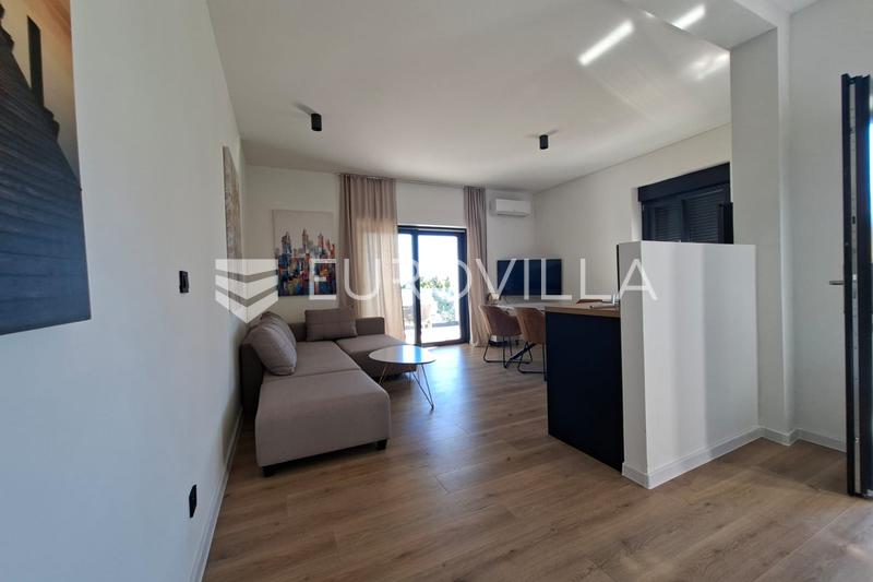 Lovran, moderan, namješten stan od 60 m2 u novogradnji s bazenom