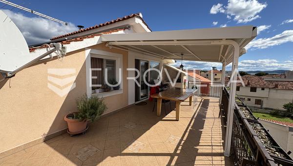 Vodice, casa con 5 apartamentos, superficie de 278,4 m²