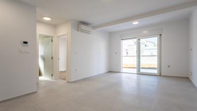 Vodice, egyszobás apartman terasszal és kerttel a földszinten