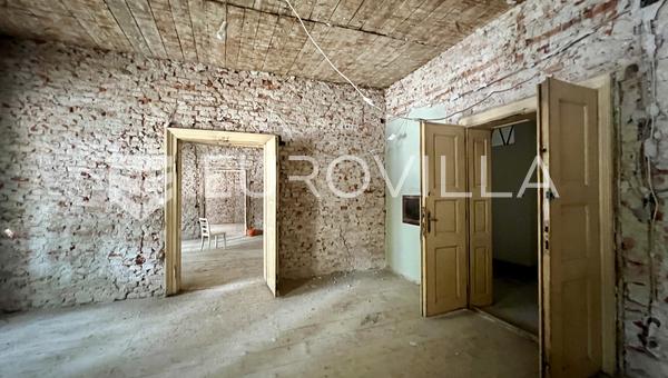 Zagreb, Center, upper ground floor apartment 165 sqm - for rent for renovation