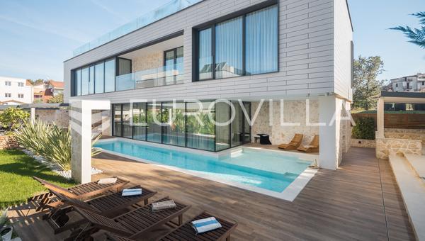 Ístria, Funtana, luxuosa e moderna moradia a apenas 500 metros do mar.