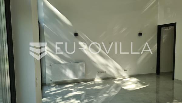 Zagreb, Malesnica, local commercial de plain-pied de 39 m² au rez-de-chaussée d'un immeuble résidentiel à usage mixte
