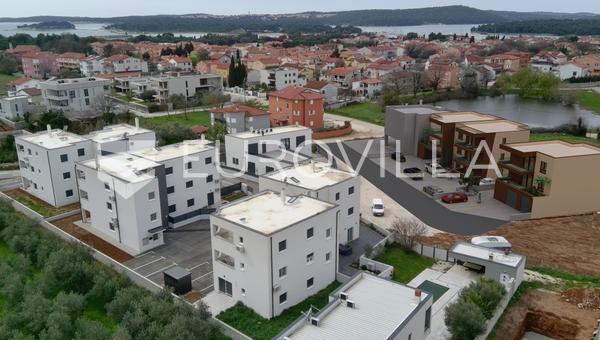 Medulin, Novostavba: Prostorný třípokojový byt s garáží, 600m od moře
