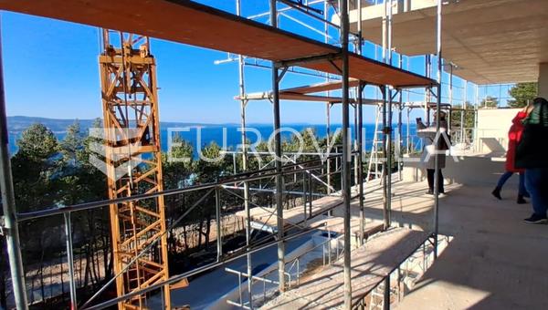 Omiš, dvosoban stan na trećem katu s predivnim pogledom na more, 86,40 m²