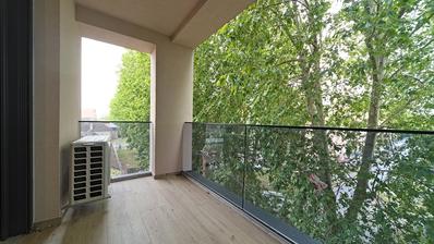 Osijek, Øvre By/Centrum - Nybygget treværelses lejlighed med altan og parkering