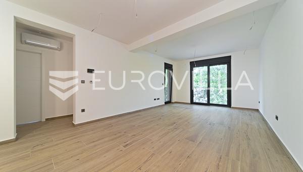 Osijek, Upper Town/Centre - Newly Built Three-Bedroom Apartment with Balcony and Parking