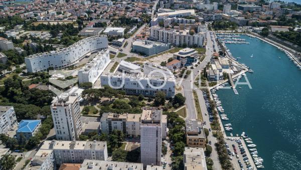 Zadar, TIZ, exkluzivní penthouse s panoramatickým výhledem na moře, terasou a garážovým stáním
