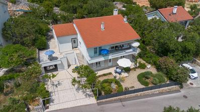 Krk, house with three residential units and a large garden in the center