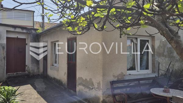 Novi Vinodolski, dvojdomek s výhledem na moře, pouhých 50m od pláže