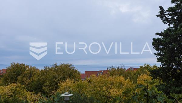 Rijeka, Kostrena'da, iki balkonu ve deniz manzarası olan 82 m²'lik dört odalı daire