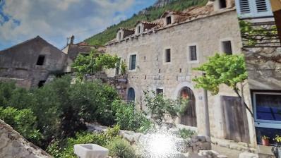 Mljet, Babino Polje, Srsenovici, vanha kivitalo rivissä