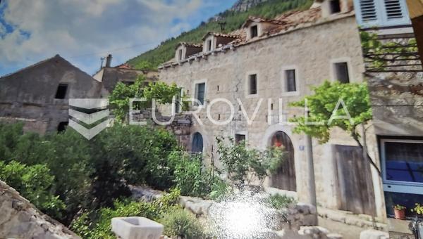 Mljet, Babino Polje, Sršenovići, stara kamena kuća u nizu