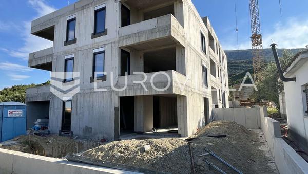 Podstrana, mooi tweekamerappartement met twee grote tuinen