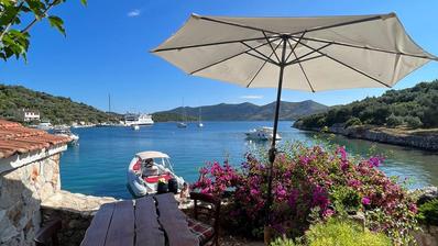 Mala Rava, casa e taverna numa localização excelente, em primeira linha de mar
