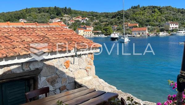 Mala Rava, casa e taverna in posizione eccellente, in prima fila sul mare