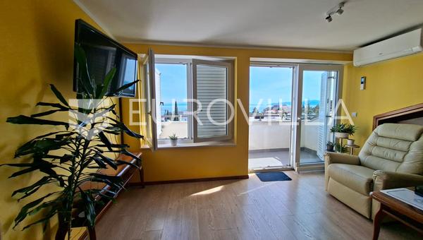 Lovran, apartamento en pleno centro con vistas al mar y una amplia terraza