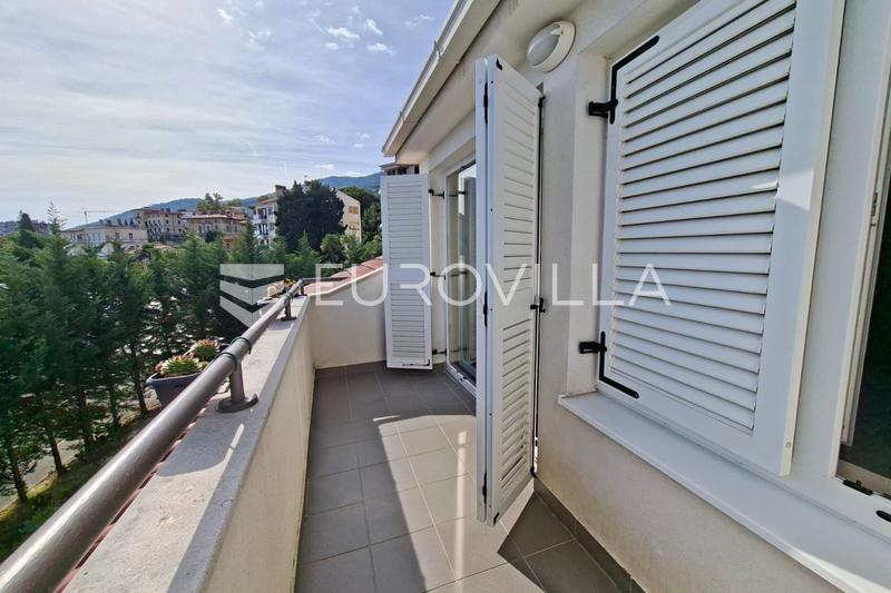 Lovran, stan u centru s dva parkinga i pogledom na more