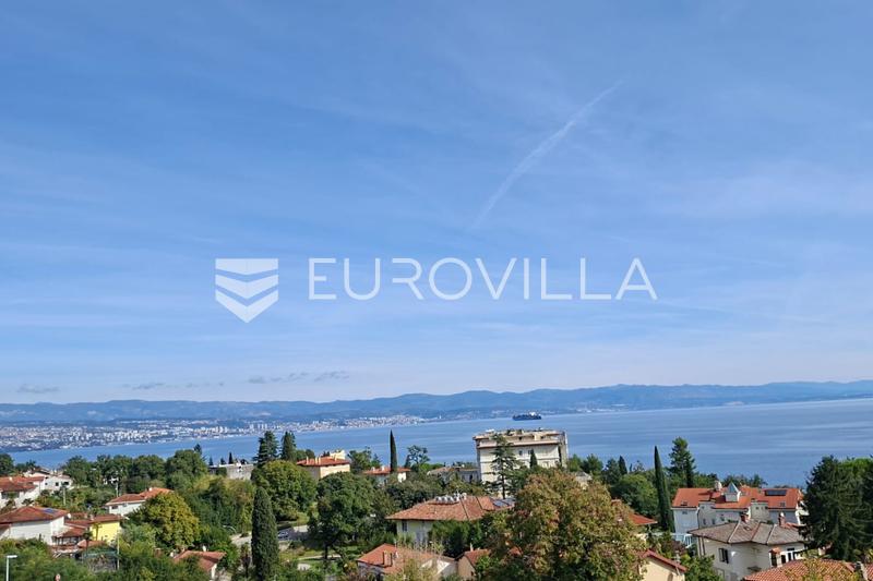 Lovran, stan u centru s dva parkinga i pogledom na more