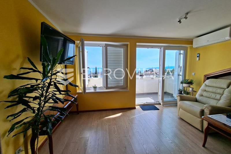 Lovran, stan u centru s dva parkinga i pogledom na more